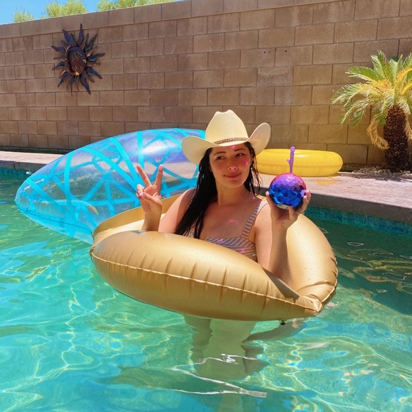 Meet your Posher, Mandi - Picture 1 of 1